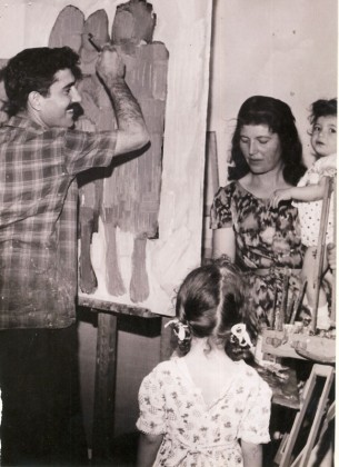 Փոլ Կիրակոսեան ընտանիքին հետ, իր արուեստանոցին մէջ (1964, Պուրճ Համուտ)